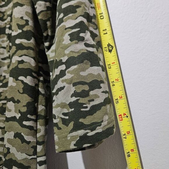 D&Co Denim + Co Women Activewear A-Line Tunic Top Size Small Green Camo Short Sl - Picture 6 of 8